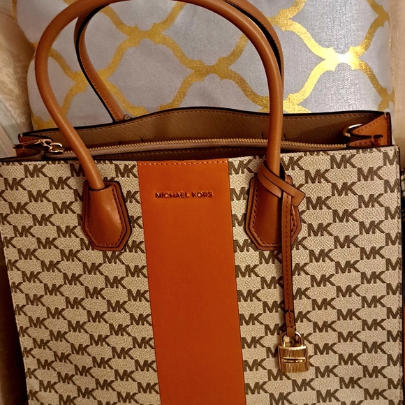 Michael Kors Tan Monogrammed Jacquard XL Mercer Handbag & Matching Wallet - Picture 5 of 13